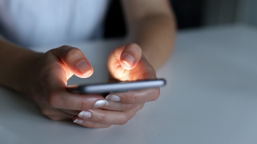 Hand mit Smartphone Weibliche Hand tippt auf Smartphone